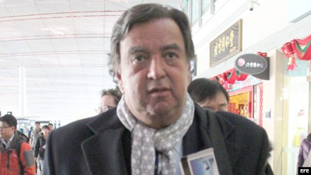 Bill Richardson llega a Pekín rumbo a Corea del Norte. 
