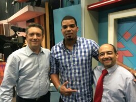 Bobby Salamanca Jr., el lanzador Dariel Hinojosa y Jorge P. Martínez (de izquierda a derecha).