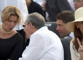 A los pies de Raúl Guillermo, el nieto del general, la jaba con la comida y bebida para su abuelo.