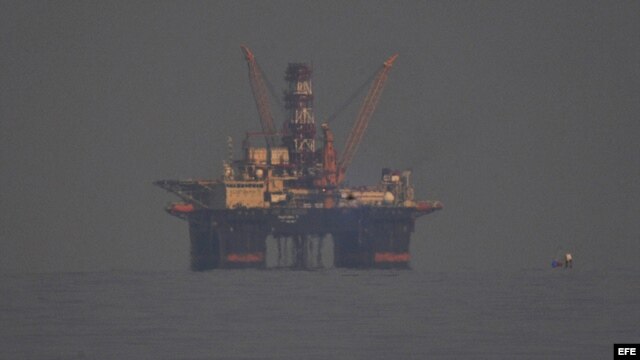 La firma Repsol anunció que un pozo perforado en aguas profundas estaba seco; el gobierno cubano no ha hecho comentarios. 