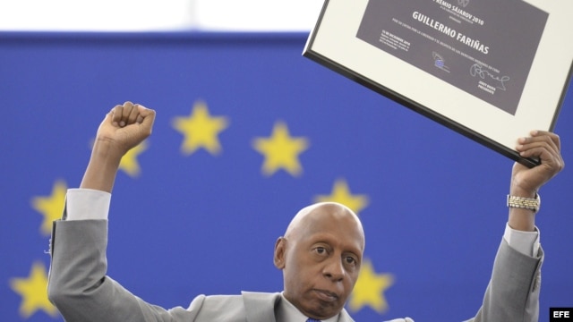 El opositor cubano Guillermo Fariñas Hernández posa con el puño en alto tras aceptar el premio Sájarov durante un acto celebrado en el Parlamento Europeo en Estrasburgo (Francia), el miércoles 3 de julio de 2013.