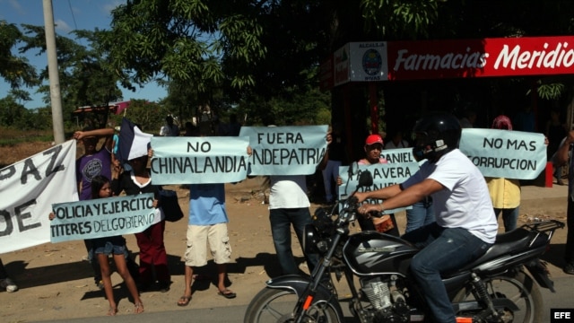 Un grupo de manifestantes nicaragüenses con pancartas participa en una protesta en contra de la construcción del canal interoceánico .