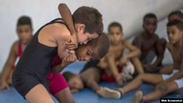 Niños cubanos practican lucha libre en La Habana Vieja, Cuba.