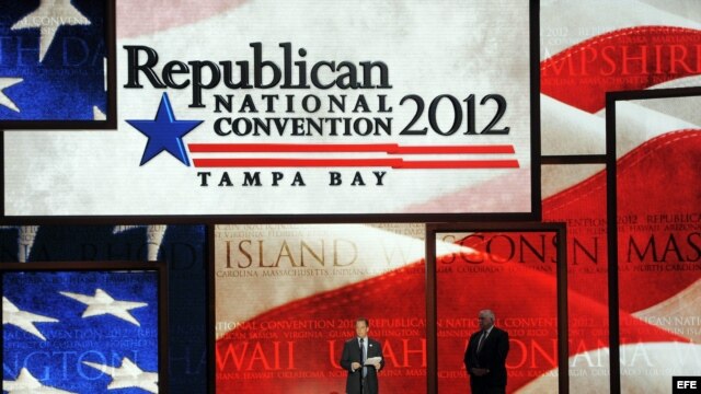 El presidente del Comité Nacional Republicano, Reince Priebus (i) y el presidente de la convención William Harris (d) dan un discurso sobre el estrado de la Convención nacional Republicana preparada en Tampa, Florida. 