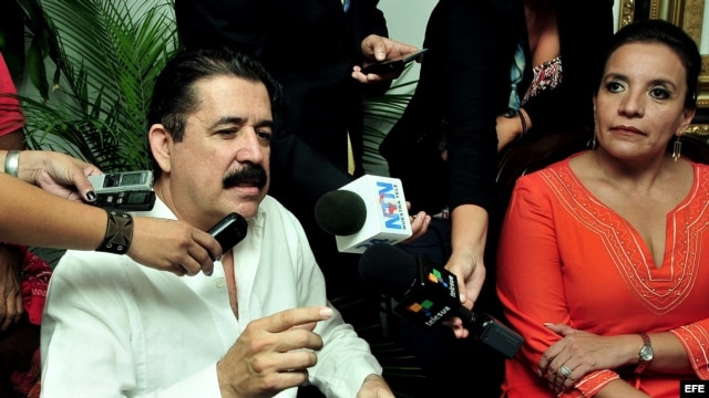 El expresidente hondureño Manuel Zelaya (i) habla junto a su esposa, Xiomara Castro de Zelaya (d). Archivo.