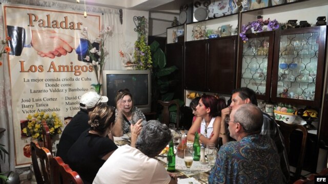 Varias personas almuerzan en el restaurante privado "Los Amigos", en La Habana, Cuba
