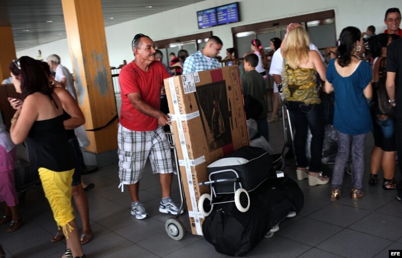 Un cubanoamericano llega al aeropuerto José Martí de La Habana (Cuba), procedente de Estados Unidos. 