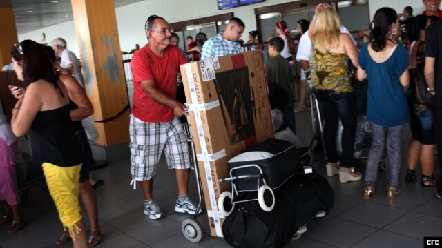 Un cubanoamericano llega al aeropuerto José Martí de La Habana (Cuba), procedente de Estados Unidos. 