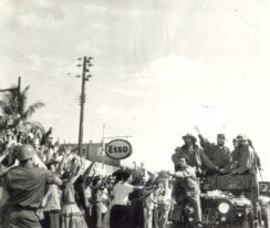 Junto a Fidel Castro el comandante Camilo Cienfuegos (izquierda en el jeep) y el también comandante Hubert Matos (derecha en el jeep).