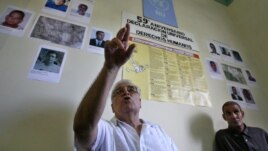 Elizardo Sanchez durante una conferencia de prensa 