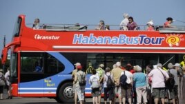 Un grupo de turistas visita La Habana.