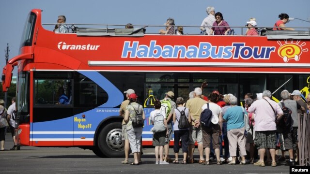 Un grupo de turistas visita La Habana.