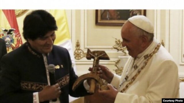 Evo Morales entrega al papa Francisco un crucifijo con el símbolo internacional de los comunistas.