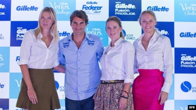 (De izquierda a derecha) María Sharapova de Rusia, Roger Federer de Suiza, Victoria Azarenka de Bielorrusia y Caroline Wozniacki de Dinamarca posan hoy, jueves 6 de diciembre de 2012, durante una rueda de prensa del torneo de tenis Gillette Federer Tour e