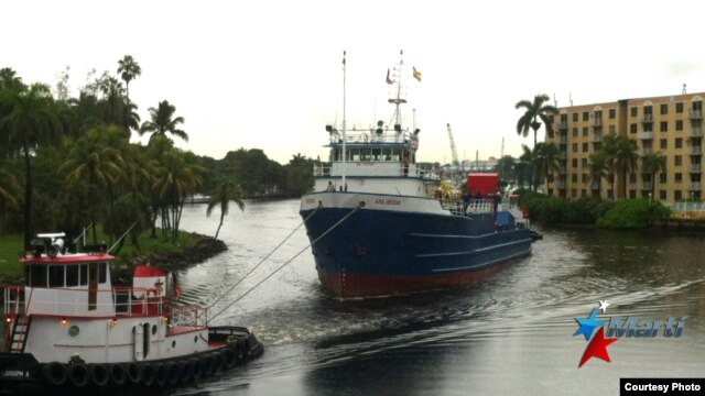 El barco "Ana Cecilia" parte del Río Miami rumbo a La Habana Foto/ Ricardo Quintana