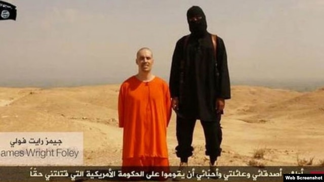 Escena del video publicado por Estado Islámico, antes de la decapitación del periodista James Foley.