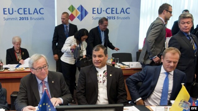 El presidente de Ecuador y de la CELAC, Rafael Correa (c) y los presidentes de la Comisión Europea (CE), Jean-Claude Juncker (i), y del Consejo Europeo, Donald Tusk, durante la segunda y última jornada de la cumbre UE-Celac que reúne en Brusela a los líde
