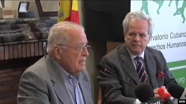 Elizardo Sánchez (i) junto a Guillermo Gortázar, presidente de la Fundación Hispano Cubana, en Madrid, 2013. Archivo.