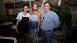 La cantante Rihanna en la foto difundida por el restaurante La Fontana.