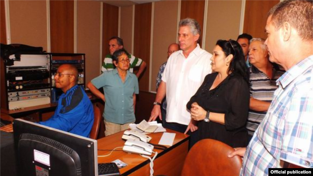 El primer vicepresidente del Consejo de Estado y de Ministros, Miguel Díaz-Canel Bermúdez, en los estudios de Radio Rebelde.