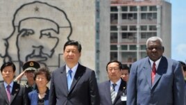 El vicepresidente cubano, Esteban Lazo, acompaña a su homólogo de China, Xi Jinping (Archivo 2011)