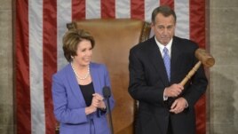 El legislador republicano John Boehner (d), sostiene el mazo del presidente de la Cámara junto a la líder de la minoría en el Parlamento, Nancy Pelosi, el 3 de enero de 2013. 