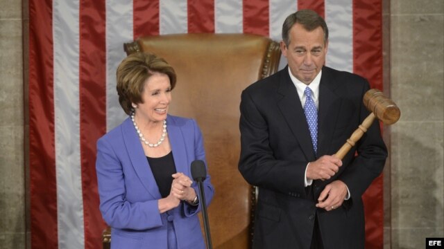 El legislador republicano John Boehner (d), sostiene el mazo del presidente de la Cámara junto a la líder de la minoría en el Parlamento, Nancy Pelosi, el 3 de enero de 2013. 