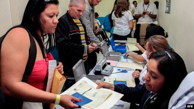 Cubanos en tránsito hacia EEUU mostrando su documentanción en el Aeropuerto Internacional de San Salvador (13/01/2016). Foto cedida por el Ministerio de Relaciones Exteriores de El Salvador.