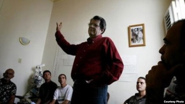 Oswaldo Payá habla ante sus seguidores del Movimiento Cristiano Liberación. Archivo.