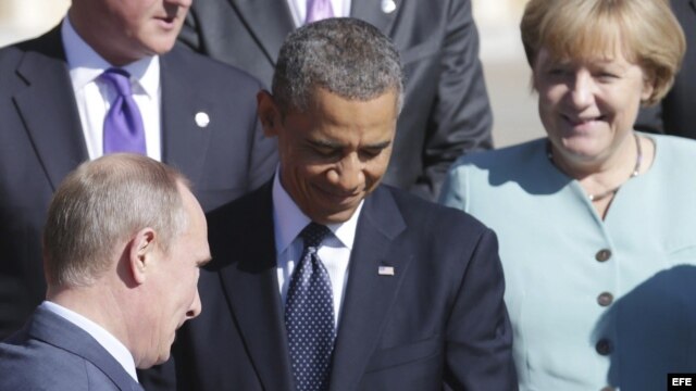 El presidente ruso, Vladímir Putin (delante izq); el presidente de Estados Unidos, Barack Obama (c); y la canciller alemana, Angela Merkel, posan para una fotografía.