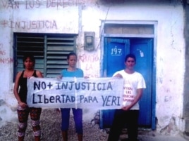 Yisel Aguilar, Odalis Legrá (esposa de Yeris Curbelo) y el activista Yusmel Acosta (ADO). Foto cortesía Yordis G.