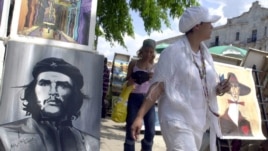 Pintores y artesanos cubanos ofertan sus obras al turismo internacional en La Habana 