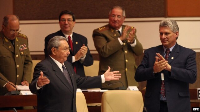 Raúl Castro (i), en la Asamblea Nacional del Poder Popular en La Habana, Cuba.