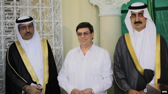 El príncipe de Arabia Saudí, Khaled Bin Saud Bin Khaled Al-Saud (d), el embajador de esa nación en Cuba, Saeed Hassan Aljomae (i) y el canciller cubano, Bruno Rodríguez Parrilla (c), posan para una fotografía durante la inauguración de la nueva sede de la