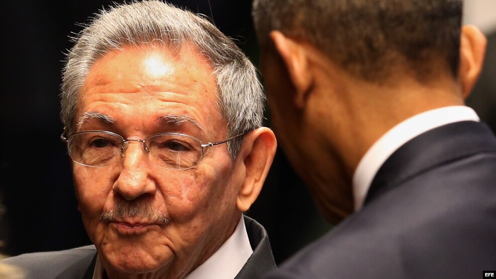 Raúl Castro (c) recibe al presidente de Estados Unidos Barack Obama (d) hoy, lunes 21 de marzo de 2016, en la ceremonia oficial de recibimiento en el Palacio de la Revolución en La Habana (Cuba).