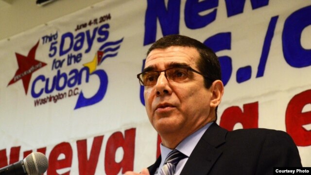 José R. Cabañas en Washington, durante un acto con artistas y activistas por la libertad de los cinco espías.