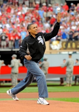Barack Obama realiza el lanzamiento inicial del Juego de las Estrellas de la MLB que disputarían los mejores de la Liga Americana ante la Liga Nacional el 14 de julio de 2009.