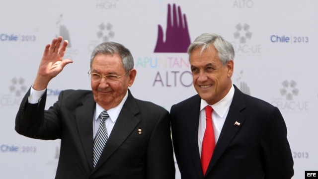El presidente de Chile, Sebastián Piñera (d), recibe a su homólogo de Cuba, Raúl Castro, durante la cumbre de CELAC-UE.