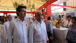 El ministro de Economía y Competitividad de España, Luis de Guindos, y el de Industria, Energía y Turismo, José Manuel Soria (d-i) recorren el pabellón de España el 2 de noviembre de 2015.
