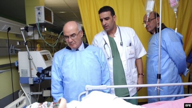 El ministro de Energía de Argelia, Youcef Yousfi, habla con uno de los rehenes extranjeros liberados en la planta de gas de In Amena.