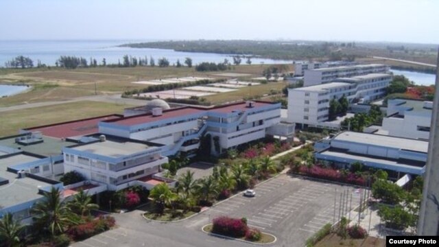 La ELAM, cerca de la playa de Baracoa, al oeste de La Habana.