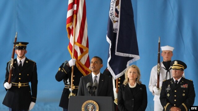 Barack Obama (i), habla junto a la secretaria de Estado Hillary Clinton (c), en la ceremonia de recepción de los restos mortales del embajador Chris Stevens, y de los otros tres estadounidenses asesinados en Bengasi Libia.  DC (EEUU). 