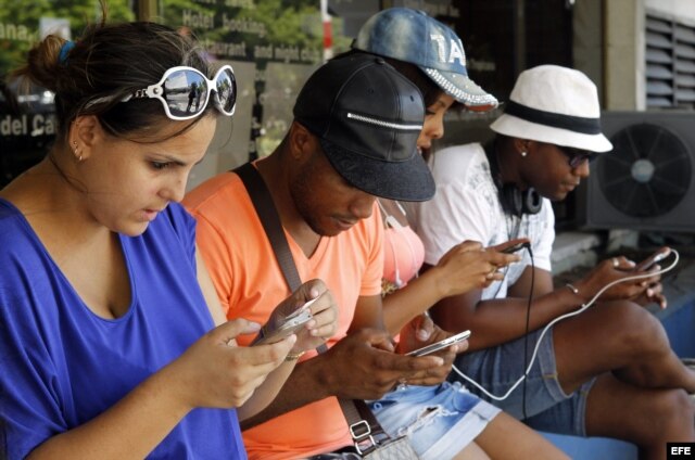 Un grupo de jóvenes navegan por internet en sus dispositivos móviles.