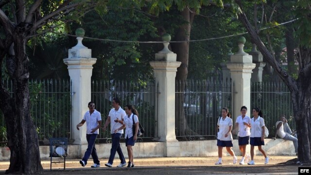 Un grupo de jóvenes cubanos estudiantes de Medicina se dirigen a su facultad. EFE/Alejandro Ernesto