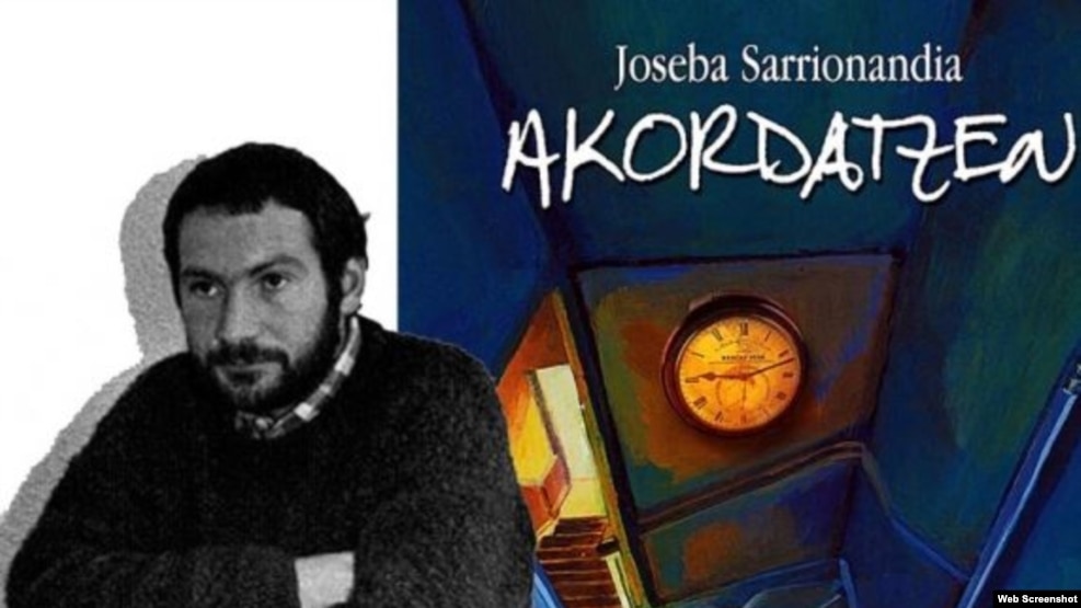 Joseba Sarrionandia, junto a la portada de uno de sus libros.