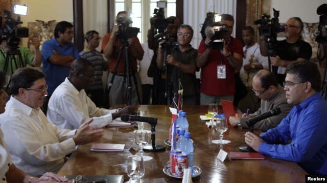 El ministro de Relaciones Exteriores cubano, Bruno Rodríguez Parrilla (i), y su homólogo de Venezuela, Elías Jaua (d), sostienen una reunión bilateral este lunes 21 de enero del 2013, en La Habana. 