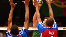 Jugadores de la selección cubana de voleibol, en rojo y azul (Foto de archivo)