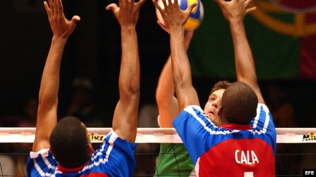 Jugadores de la selección cubana de voleibol, en rojo y azul (Foto de archivo)