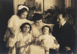 Concepción Chaves Figueredo, niña, con sus padres y hermanos (segunda desde la izquierda)