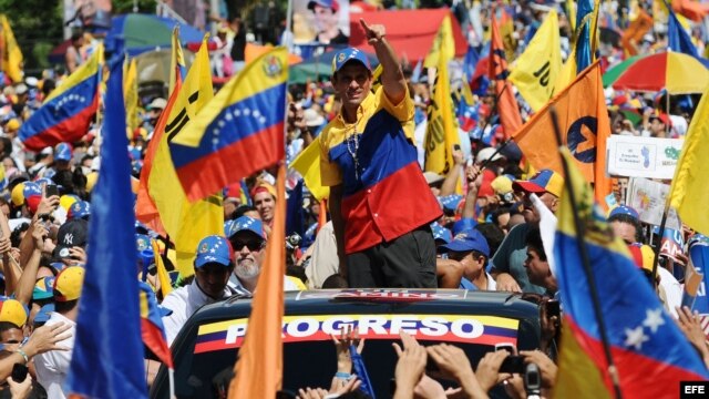 El candidato opositor Henrique Capriles Radonsky encabeza una caravana electoral el domingo 30 de septiembre de 2012, en la Caracas (Venezuela). 